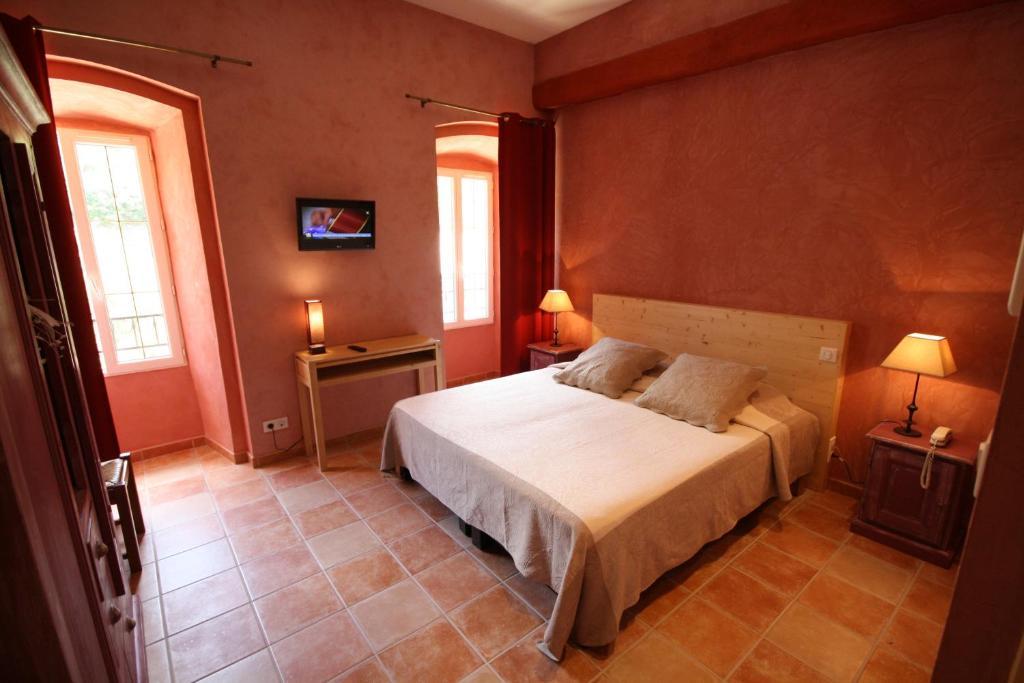 Logis Hotel Restaurant Le Domaine De L'Eau Vive Largentière Habitación foto